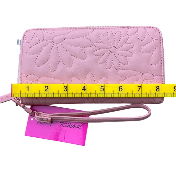 Betsey Johnson Pink Daisy Quilted Zip Around Wristlet Wallet BMS 1300 - Picture 3 of 9
